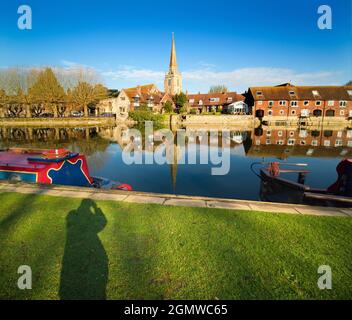 Abingdon, England - 29. April 2021; Keine Menschen in Schuss. Herrlicher Panoramablick auf die Themse in Abingdon, einschließlich der St. Helens Church - Mittelrahmen Stockfoto