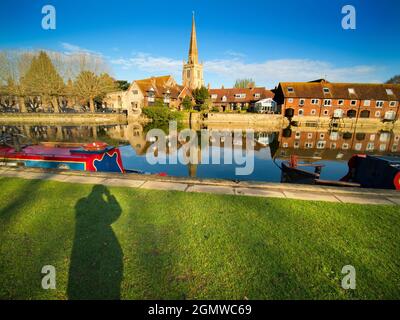 Abingdon, England - 29. April 2021; Keine Menschen in Schuss. Herrlicher Panoramablick auf die Themse in Abingdon, einschließlich der St. Helens Church - Mittelrahmen Stockfoto