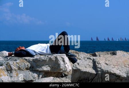 Neapel, Italien - 2011. Februar; Hier sehen wir eine altehrwürdige Tradition in vielen mediterranen Gefilden - eine Mittagssiesta. Hier sehen wir einen Mann, der sich abkühlt Stockfoto