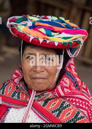 Awanakancha, Peru - 11. Mai 2018; eine Frau in Schuss Porträt einer Weberin in Awanakancha, in farbenfroher traditioneller Stammeskleidung. Stockfoto