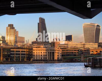 Die City of London ist ein globales Finanzzentrum; ihre Skyline hat sich in den letzten Jahren dramatisch verändert. Die Londoner haben viele der neuen Skys den Spitznamen gegeben Stockfoto