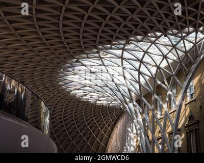 London, England - 16. September 2018 London King's Cross und seine angrenzenden St. Pancras gehören zu den verkehrsreichsten Bahnhöfen in Großbritannien. Beide sind gr Stockfoto