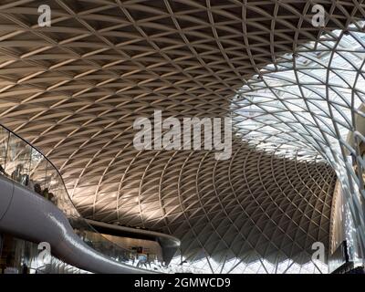 London, England - 16. September 2018 London King's Cross und seine angrenzenden St. Pancras gehören zu den verkehrsreichsten Bahnhöfen in Großbritannien. Beide sind gr Stockfoto