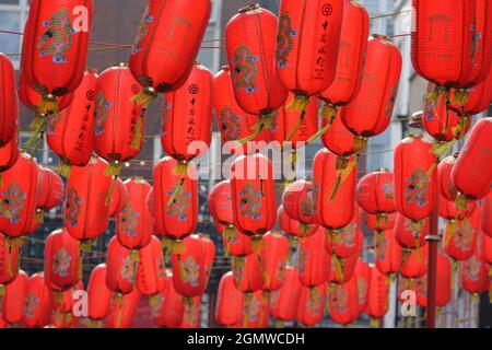 Chinatown, London, dekoriert mit traditionellen roten Laternen während des Frühlingsfestes des chinesischen Neujahrs. Festivals zur Jahreswende sind Stockfoto