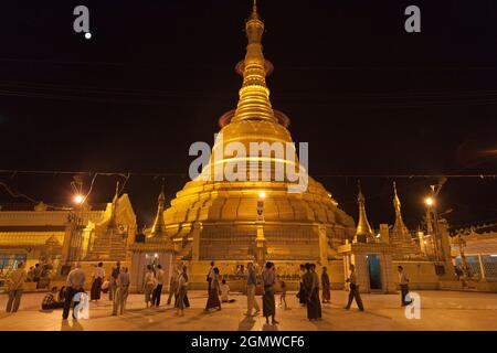 Yangon, Myanmar - 22. Januar 2013; Beten und Sightseeing hört nie auf... Die Botataung Kyaik De ATT-Pagode ('1000 Militärs') ist ein Stockfoto