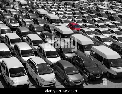 Valencia, Spanien - 23. Juni 2013; keine Menschen in Schuss. Ein faszinierendes Bild von Reihen von Autos an Land, die im Hafen von Valencia, Spanien, ankommen. Aber weiter Stockfoto