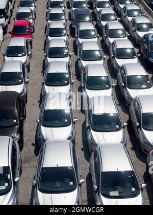 Valencia, Spanien - 23. Juni 2013; keine Menschen in Schuss. Ein faszinierendes Bild von Reihen von Autos an Land, die im Hafen von Valencia, Spanien, ankommen. Aber weiter Stockfoto