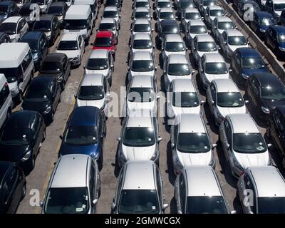 Valencia, Spanien - 23. Juni 2013; keine Menschen in Schuss. Ein faszinierendes Bild von Reihen von Autos an Land, die im Hafen von Valencia, Spanien, ankommen. Aber weiter Stockfoto