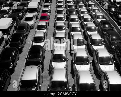 Valencia, Spanien - 23. Juni 2013; keine Menschen in Schuss. Ein faszinierendes Bild von Reihen von Autos an Land, die im Hafen von Valencia, Spanien, ankommen. Aber weiter Stockfoto