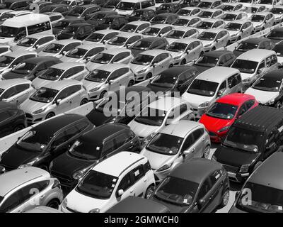 Valencia, Spanien - 23. Juni 2013; keine Menschen in Schuss. Ein faszinierendes Bild von Reihen von Autos an Land, die im Hafen von Valencia, Spanien, ankommen. Aber weiter Stockfoto