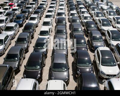 Valencia, Spanien - 23. Juni 2013; keine Menschen in Schuss. Ein faszinierendes Bild von Reihen von Autos an Land, die im Hafen von Valencia, Spanien, ankommen. Aber weiter Stockfoto