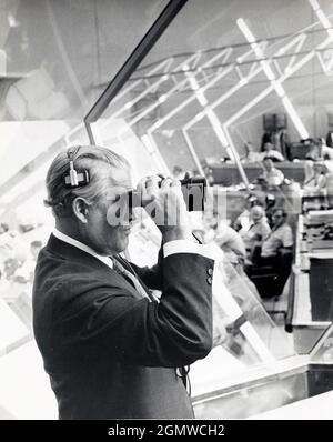 WÄHREND DER STARTAKTIVITÄTEN VON APOLLO 15 IM STARTKONTROLLZENTRUM „S“-FEUERRAUM 1 IM KENNEDY SPACE CENTER, DR. VON BRAUN, NASA'S STELLVERTRETENDER ASSOZIIERTER ADMINISTRATOR FÜR PLANUNG, SCHAUT SICH DIE STARTRAMPE DURCH EIN FERNGLAS GENAUER AN Stockfoto