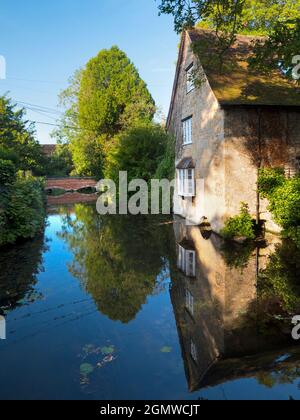 Abingdon, England - 13. September 2020; keine Menschen im Blick. Dieses ruhige Bild zeigt ein altes Haus, das scheinbar aus der Mitte des Abbey Stream herauskommt, Stockfoto