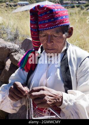 Titicacasee, Peru - 18. Mai 2018 Taquile ist eine Insel auf der peruanischen Seite des Titicacasees. Sie liegt etwa 45 km von der Stadt Puno entfernt. Sie ist bewohnt Stockfoto