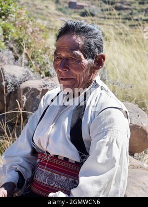 Titicacasee, Peru - 18. Mai 2018 Taquile ist eine Insel auf der peruanischen Seite des Titicacasees. Sie liegt etwa 45 km von der Stadt Puno entfernt. Sie ist bewohnt Stockfoto