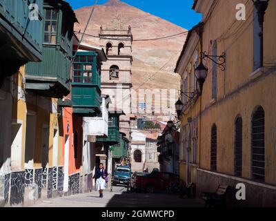 Potosi, Bolivien - 22. Mai 2018; ein Mädchen auf der Straße Potosi und seine Geschichte sind untrennbar mit Silber verbunden. Eine der höchsten Städte der Welt Stockfoto