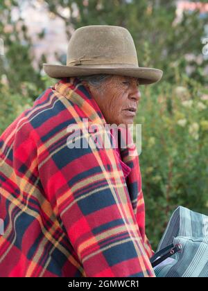 Cusco, Peru - 11. Mai 2018; eine Frau in Schuss Porträt einer alten Frau auf einem Markt in der Nähe von Cusco, Peru. Wie alle Frauen in der Gegend trägt sie einen Hut Stockfoto