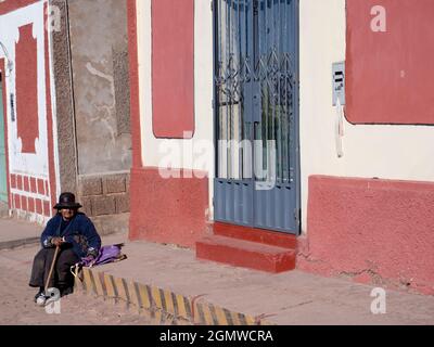 Pucara, Peru - 16. Mai 2018; eine alte Frau im Blick. Pucara ist eine kleine Stadt im Nordwesten des Titicacasees. Hier sehen wir eine faltige alte Dame beim Nehmen Stockfoto