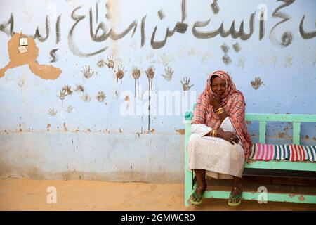 Assuan, Ägypten - 3. Dezember 2010; eine alte Frau in Schuss. Aufgenommen in einem kleinen nubischen Dorf am Westufer des Nils, in der Nähe von Assuan. Die Leute dort w Stockfoto