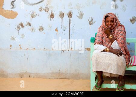 Assuan, Ägypten - 3. Dezember 2010; eine alte Frau in Schuss. Aufgenommen in einem kleinen nubischen Dorf am Westufer des Nils, in der Nähe von Assuan. Die Leute dort w Stockfoto