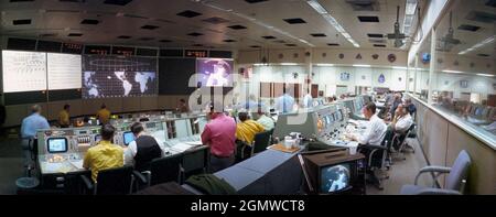 (31. Januar 1971) --- Eine Weitwinkelansicht des Mission Operations Control Rooms (MOCR) im Mission Control Center des bemannten Raumfahrtzentrums. Diese Ansicht wurde während der ersten Farbfernsehübertragung vom Apollo 14 Command Module aufgenommen. Auf der großen Leinwand rechts vor dem MOCR wird eine Ansicht der Apollo 14 Mondlandefähre projiziert, die noch an der Saturn IVB-Bühne befestigt ist. Die Command and Service Module näherten sich dem LM/S-IVB während der Transposition und Andockmanöver. Stockfoto