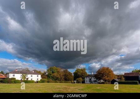 RUSHLAKE GREEN, EAST SUSSEX, UK - OCTOBER 12 : Fast Moving Storm Clouds over Rushlake Green in East Sussex am 12. Oktober 2009 Stockfoto