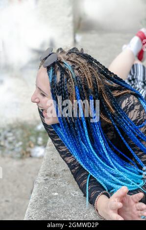 Die junge Frau lacht fröhlich und schaut zur Seite. Porträt eines niedlichen Stockfoto