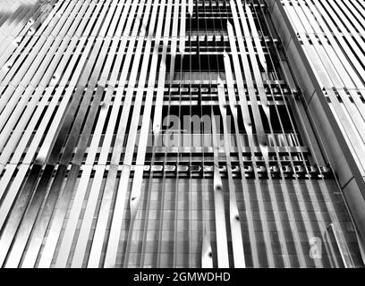 Oxford, England - 31. März 2021; keine Menschen in Schuss. Blick direkt nach oben auf die Fassade eines Parkplatzes auf dem Old Road Campus in Oxford. Sehr linear und Mo Stockfoto