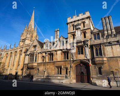 Hier ist nun ein ungewöhnlicher Blick entlang der Oxford High Street, an einem schönen Frühlingstag. In der Regel würde die Straße voll mit Bussen, Pflege, Touristen und Einkäufern sein. Stockfoto