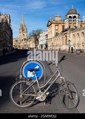 Hier ist nun ein ungewöhnlicher Blick entlang der Oxford High Street, an einem schönen Frühlingstag. In der Regel würde die Straße voll mit Bussen, Pflege, Touristen und Einkäufern sein. Stockfoto