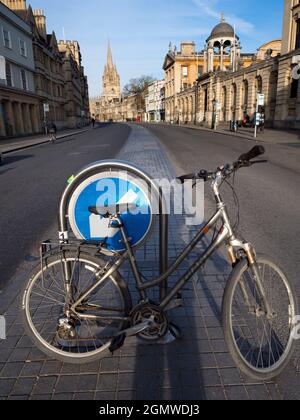 Hier ist nun ein ungewöhnlicher Blick entlang der Oxford High Street, an einem schönen Frühlingstag. In der Regel würde die Straße voll mit Bussen, Pflege, Touristen und Einkäufern sein. Stockfoto