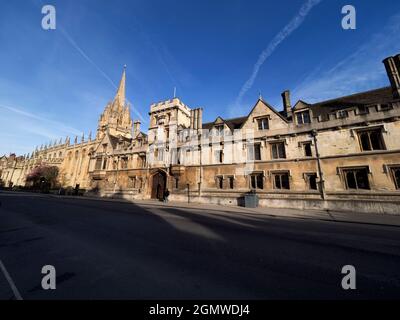 Hier ist nun ein ungewöhnlicher Blick entlang der Oxford High Street, an einem schönen Frühlingstag. In der Regel würde die Straße voll mit Bussen, Pflege, Touristen und Einkäufern sein. Stockfoto