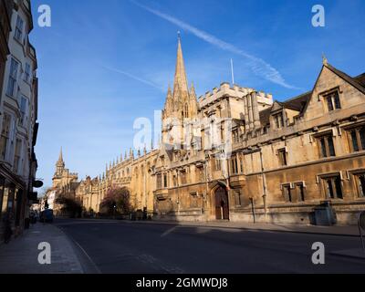 Hier ist nun ein ungewöhnlicher Blick entlang der Oxford High Street, an einem schönen Frühlingstag. In der Regel würde die Straße voll mit Bussen, Pflege, Touristen und Einkäufern sein. Stockfoto