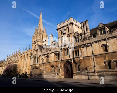 Hier ist nun ein ungewöhnlicher Blick entlang der Oxford High Street, an einem schönen Frühlingstag. In der Regel würde die Straße voll mit Bussen, Pflege, Touristen und Einkäufern sein. Stockfoto