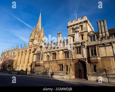 Hier ist nun ein ungewöhnlicher Blick entlang der Oxford High Street, an einem schönen Frühlingstag. In der Regel würde die Straße voll mit Bussen, Pflege, Touristen und Einkäufern sein. Stockfoto