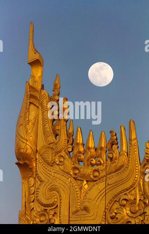 Mandalay Hill, Myanmar - 25. Januar 2013; Gegenüberstellung der traditionellen religiösen Architektur Myanmars und des Himmelskörpers ist irgendwie angebracht - aber Stockfoto