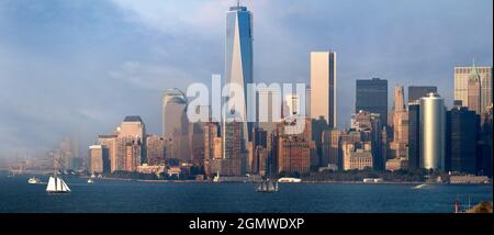 New York, USA - 12. Oktober 2013; keine Menschen im Blick. Panoramablick vom Brooklyn Cruise Terminal Downtown Manhattan, New York. Geschäftiges Zentrum und d Stockfoto