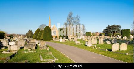 Abingdon, Oxfordshire, England - 17. April 2021; keine Menschen im Blick. Der schöne alte Abingdon Friedhof, der an einem schönen Frühlingsmorgen friedlich aussieht. Kürzlich Stockfoto