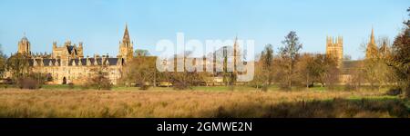 Oxford, England - 18. Januar 2020; keine Menschen im Blick. Ein großartiger Panoramablick auf die Wahrzeichen von Oxford vom Fluss Cherwell aus, mit Blick auf die Christ Church Stockfoto