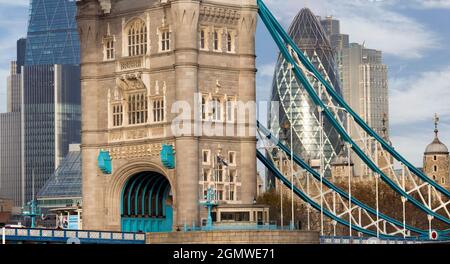 Die Tower Bridge, die hier an einem schönen Wintermorgen gezeigt wird, ist eine beliebte Hängebrücke im Herzen von London. Dieses verzierte Stück viktorianischen ar Stockfoto