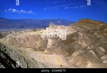 Kalifornien, USA - Juni 1985 Zabriskie Point ist ein Teil der Amargosa Range östlich des Death Valley im Death Valley National Park in California, Unit Stockfoto