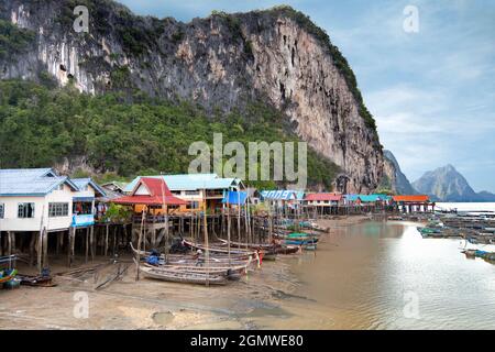 Ein Sea Gypsy Village auf Stelzen in der Phang Na Bay der Andamanensee, Thailand. Eine Fischfarm liegt direkt vor der Küste. Hinter dem Dorf und in der Ferne kann Stockfoto