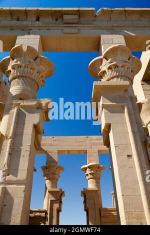Ägypten - 2. Dezember 2010; der Philae-Tempel in Ägypten, der Isis gewidmet ist, befand sich ursprünglich in der Nähe der ersten Katarakt des Nils im südlichen Egyp Stockfoto