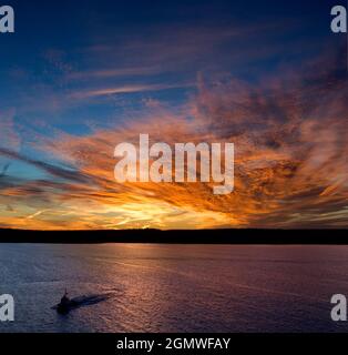 Nova Scotia - 2013. Mai; Sonnenuntergang erhellt das Meer und den Himmel vor der Küste von Nova Scotia, Kanada, in der Nähe von Halifax. Stockfoto