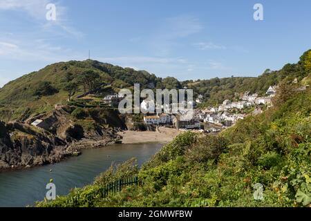 Blick auf Polperro Strand, Hafen und Dorf in Cornwall, Blick vom Küstenwanderweg. Stockfoto