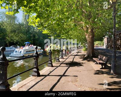 Abingdon, England - 27. August 2019; vier Personen in Sicht. Saint Helen's Wharf ist ein bekannter Schönheitsort an der Themse, direkt oberhalb der medi Stockfoto