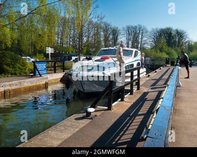 Abingdon in Oxfordshire, England - 21. April 2019 Eine zeitlose und typisch britische Szene in Abingdon Lock Gates an einem schönen Frühlingstag; diese eine Stockfoto