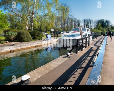 Abingdon in Oxfordshire, England - 21. April 2019 Eine zeitlose und typisch britische Szene in Abingdon Lock Gates an einem schönen Frühlingstag; diese eine Stockfoto