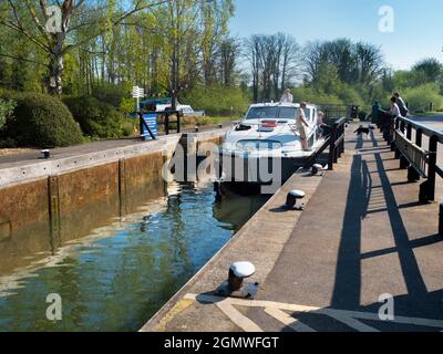 Abingdon in Oxfordshire, England - 21. April 2019 Eine zeitlose und typisch britische Szene in Abingdon Lock Gates an einem schönen Frühlingstag; diese eine Stockfoto