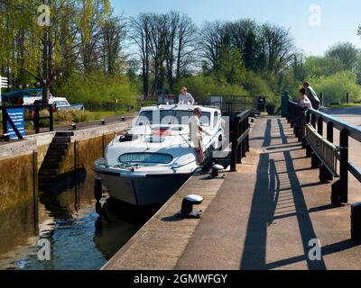 Abingdon in Oxfordshire, England - 21. April 2019 Eine zeitlose und typisch britische Szene in Abingdon Lock Gates an einem schönen Frühlingstag; diese eine Stockfoto